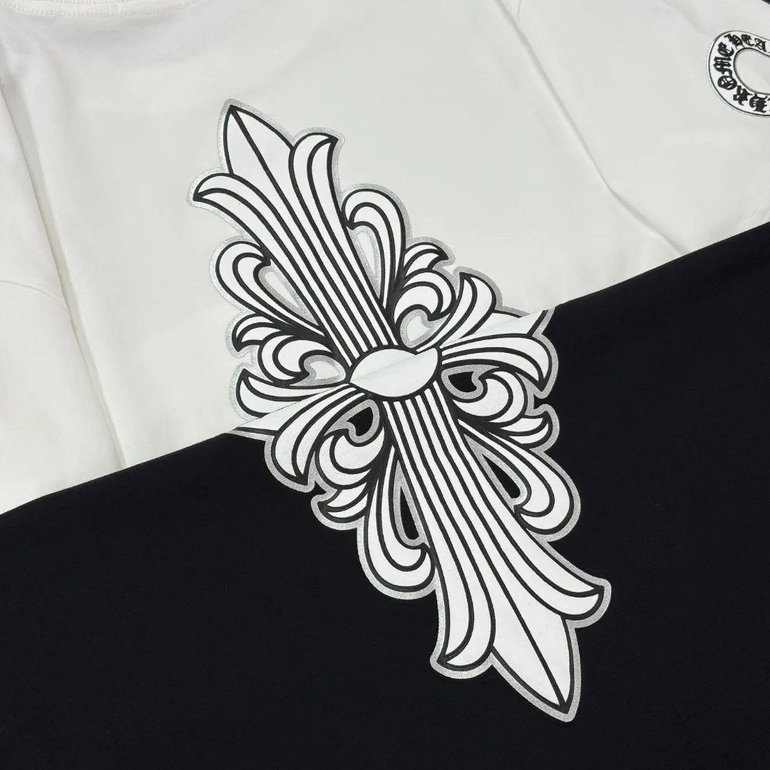 P180 Chrome Hearts 25 high-end versions. The fabric is made of 300 grams of high-density cotton. It does not deform or shrink. It has three labels. It is the same style for men and women. Technology: suede foaming + digital silver printing. Color: white, black. SIZE: S-XL.